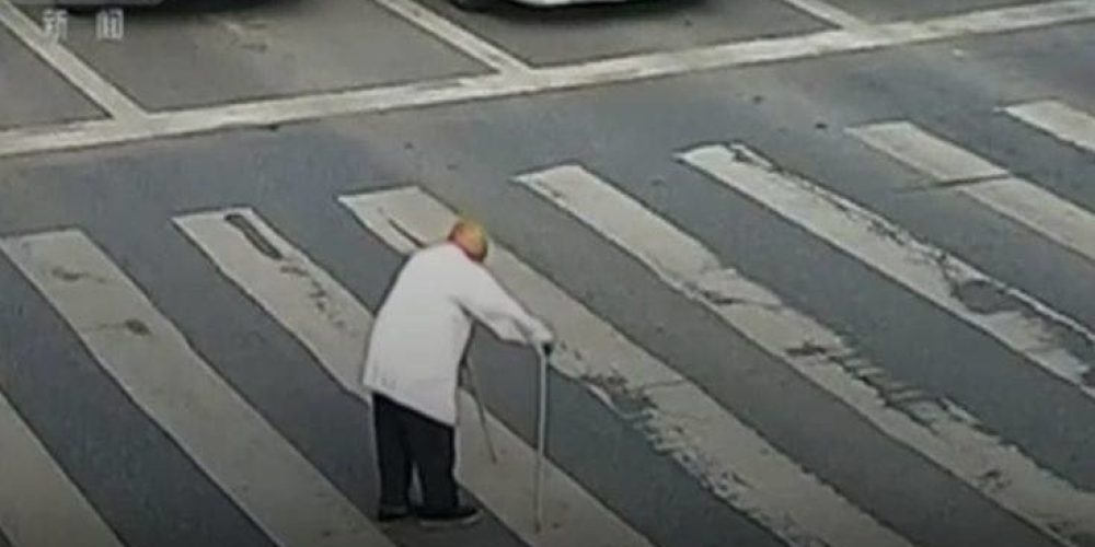 Ηλικιωμένος περνά το δρόμο, το φανάρι ανάβει και η συνέχεια συγκινεί (video)