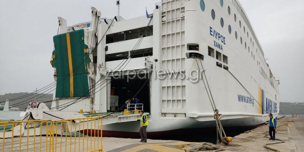 Χανιά: Έσπασαν οι κάβοι στο “Έλυρος” λόγω των ισχυρών ανέμων – Με καθυστέρηση η εκφόρτωση του πλοίου (video)