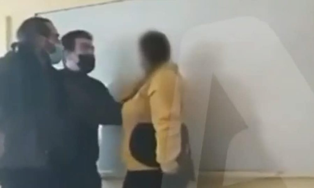 Καθηγητής χτύπησε κοπέλα μέσα σε τάξη ΕΠΑΛ - Οι συμμαθητές της του αναποδογύρισαν το αυτοκίνητο (video)