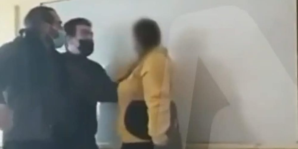 Καθηγητής χτύπησε κοπέλα μέσα σε τάξη ΕΠΑΛ – Οι συμμαθητές της του αναποδογύρισαν το αυτοκίνητο (video)