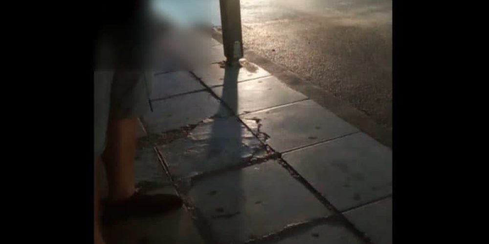 Απίστευτο περιστατικό στην Κρήτη – Άνδρας αυνανίζεται σε στάση λεωφορείου (βιντεο)
