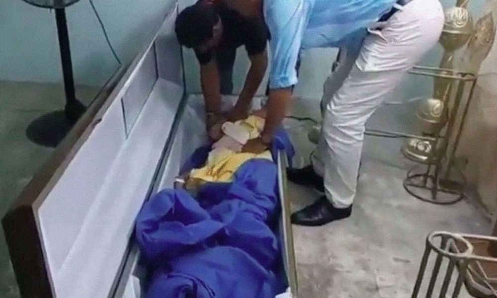 Σοκαριστικό περιστατικό - Νεκρή γυναίκα «ξύπνησε» και άρχισε να τους «καλεί» μέσα από το φέρετρο (video)