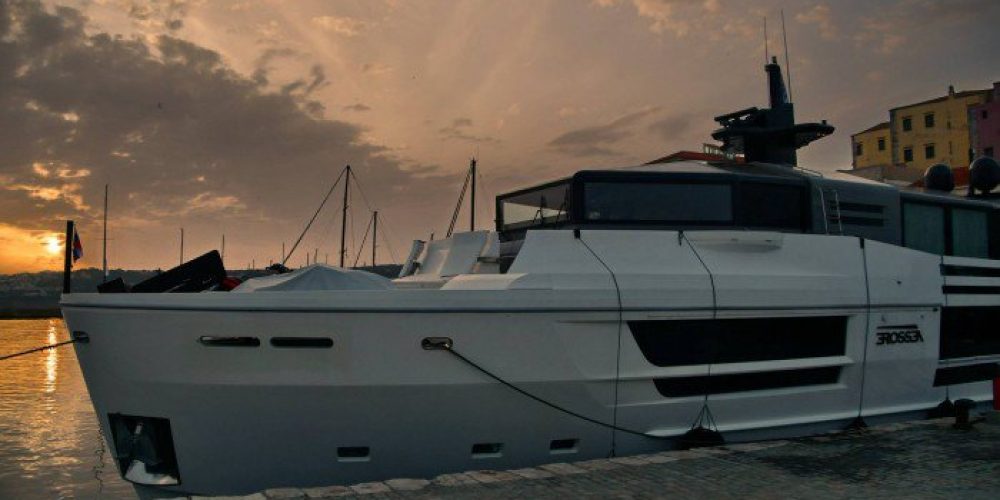 Το πρώτο, εντυπωσιακό super yacht της σεζόν, έδεσε στο Ενετικό Λιμάνι των Χανίων (φωτο)