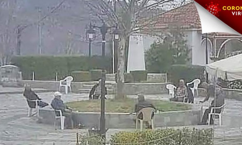 Ο ορισμός του social distancing: Οι παππούδες στην πλατεία που έγιναν viral (φωτο)