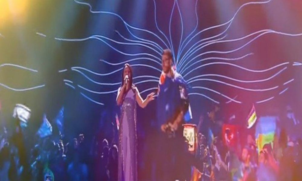 Ο εισβολέας που έδειξε τα οπίσθιά του στη Eurovision (βίντεο)