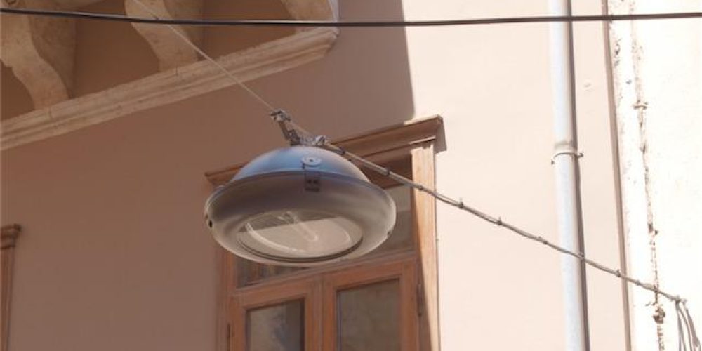 Αντιδράσεις για τα νέα φωτιστικά από τους κάτοικους της παλιάς πόλης στα Χανιά