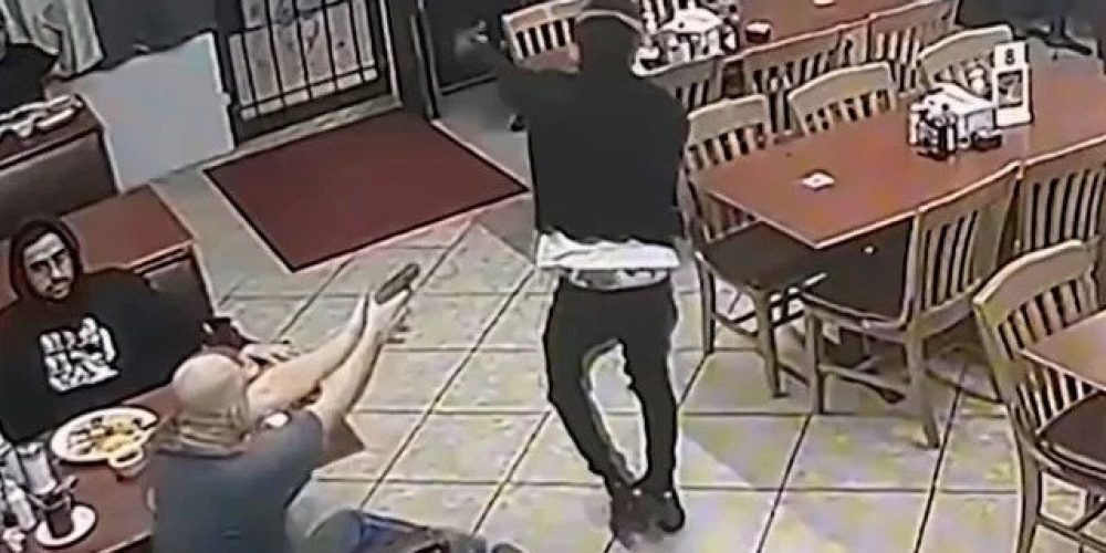 Πελάτης εστιατορίου στο Χιούστον έβγαλε όπλο κι εκτέλεσε ληστή – Σκληρό βίντεο