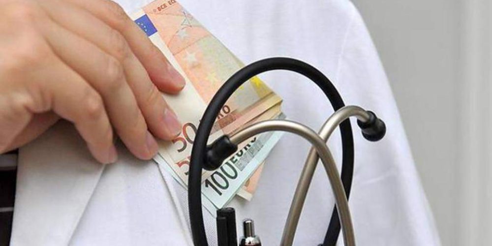 Κρήτη: Επ’ αυτοφώρω σύλληψη χειρουργού για φακελάκι – Κρατούσε 400 ευρώ