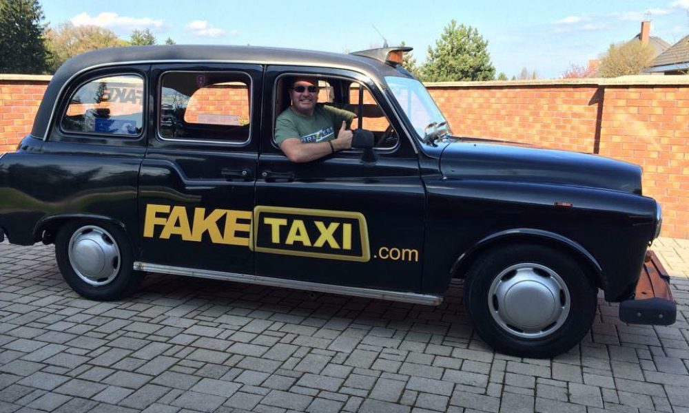 Fake Taxi: To... ροζ ταξί των οργίων που κυκλοφορεί στην Αθήνα