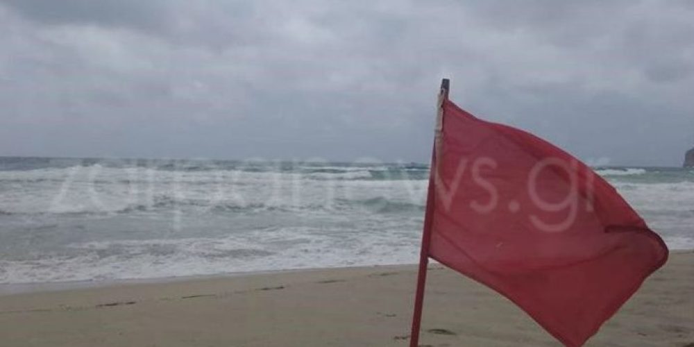 Χανιά: Παραλίγο τραγωδία στα Φαλάσαρνα… Αψήφισαν την κόκκινη σημαία και τον ναυαγοσώστη (φωτο)
