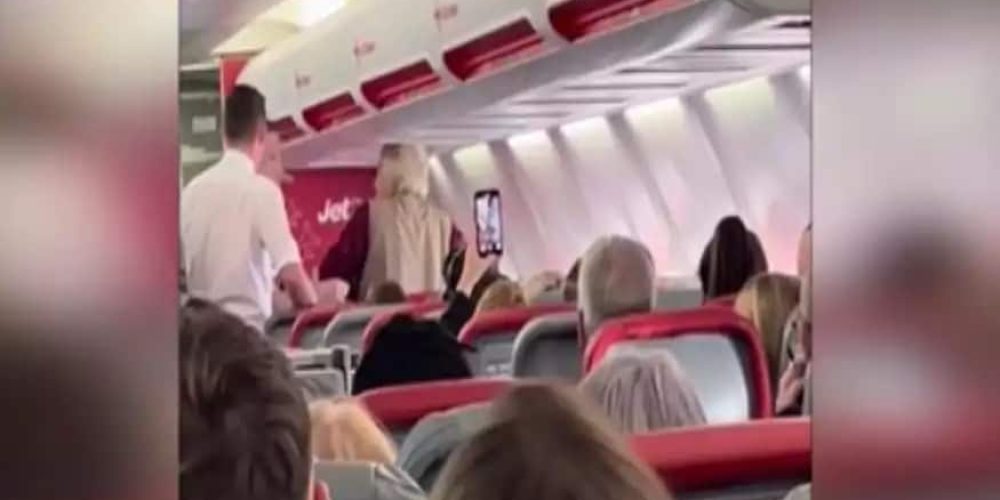 Χάος σε πτήση με προορισμό τη Ρόδο: Ηλικιωμένη χαστούκισε αεροσυνοδό και ούρησε στο κάθισμα της (video)