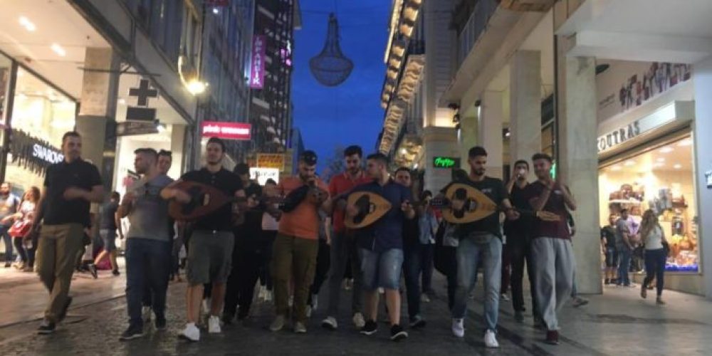 Κρητικοί φοιτητές στην Αθήνα βγήκαν στην Ερμού για… καντάδα!(Video)