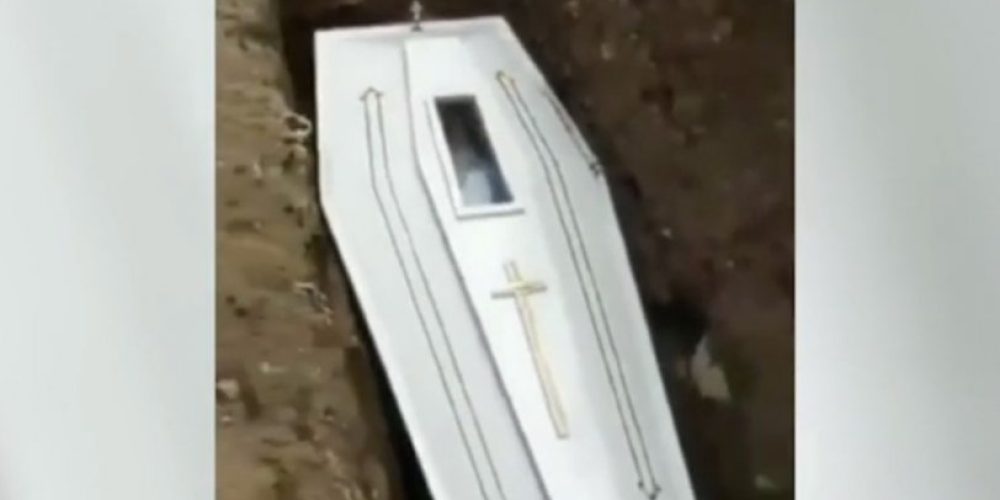 Viral βίντεο δείχνει πεθαμένο να κουνιέται την ώρα της κηδείας του!