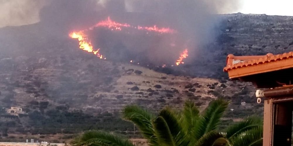 Χανιά: Μεγάλη φωτιά ξέσπασε στα Φαλάσαρνα (φωτο)