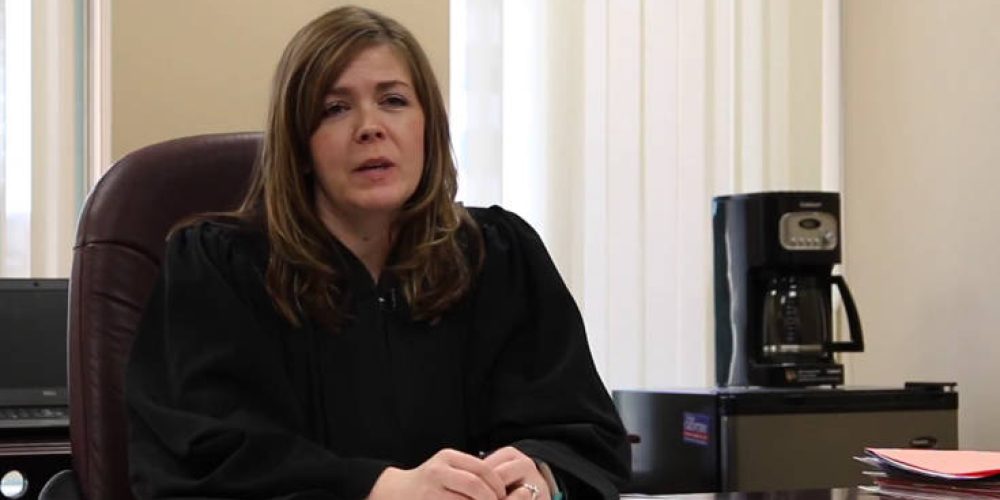 Δικαστής κατηγορείται ότι είχε έκανε τρίο με συναδέλφους της στο γραφείο της (video)