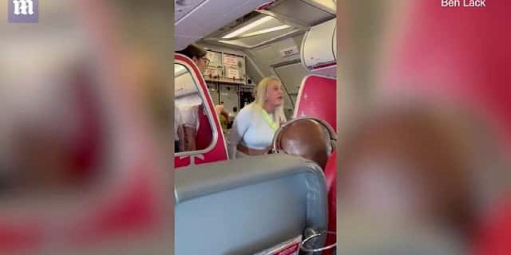 Γυναίκα χαστούκιζε επιβάτες εν πτήσει επειδή τα μωρά κλαίνε – Το αεροπλάνο εξετράπη της πορείας του (video)