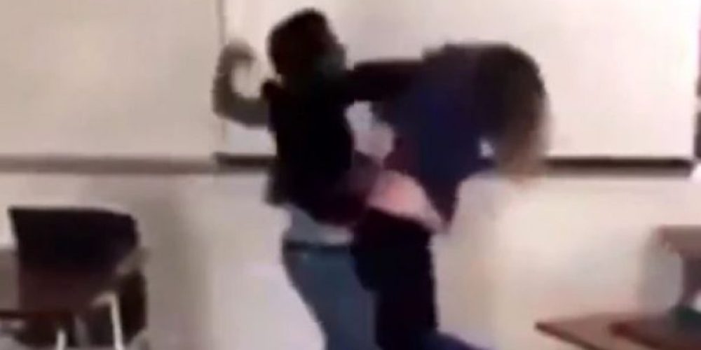16χρονος μαθητής και καθηγήτρια πλακώνονται στο ξύλο μέσα στην τάξη (video)
