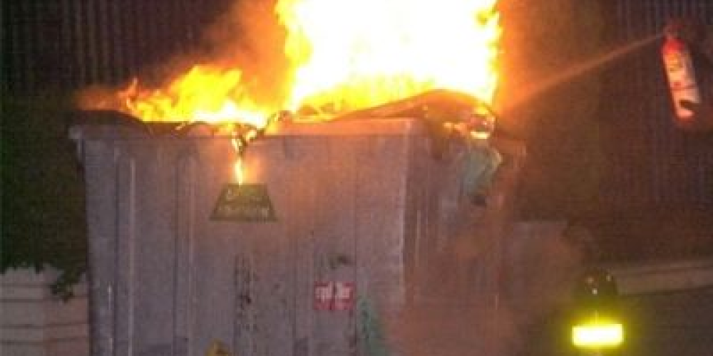 Άγνωστος έβαζε φωτιές για δύο ώρες σε κάδους απορριμμάτων στην πόλη των Χανίων