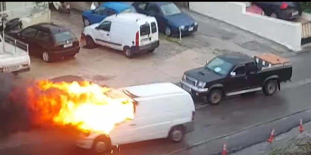 Κρήτη: Βίντεο ντοκουμέντο με το ανεξέλεγκτο αυτοκίνητο που άρπαξε φωτιά εν κινήσει (φωτο)