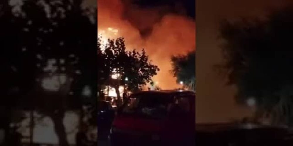 Κρήτη: Φωτιά μετά από υπαίθριο γλέντι – Ο οικισμός εκκενώθηκε (video)