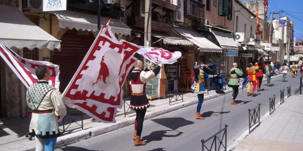 Καρναβαλιστές από το Δήμο Cubbio της Ιταλίας στα Χανιά