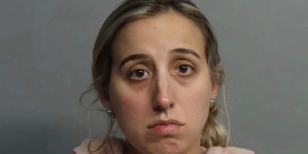 Καθηγήτρια συνελήφθη γιατί έκανε σεξ με 14χρονο μέσα σε αμάξι – Έστελνε μηνύματα με τα «συναισθήματά» της