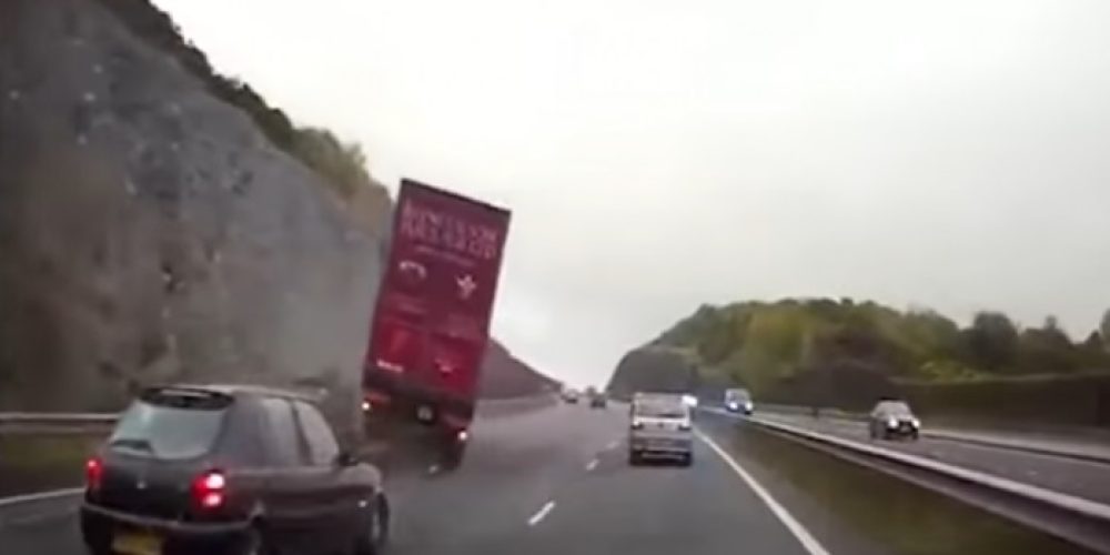 Σοκαριστικό τροχαίο:Φορτηγό πέφτει σε σταματημένο αυτοκίνητο με 2 παιδιά
