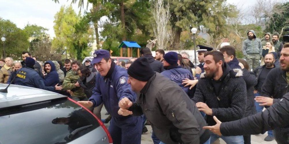 Φονικό στην Κρήτη: Επεισόδια στη Νεάπολη – έσπασαν το τζάμι περιπολικού (φωτο)