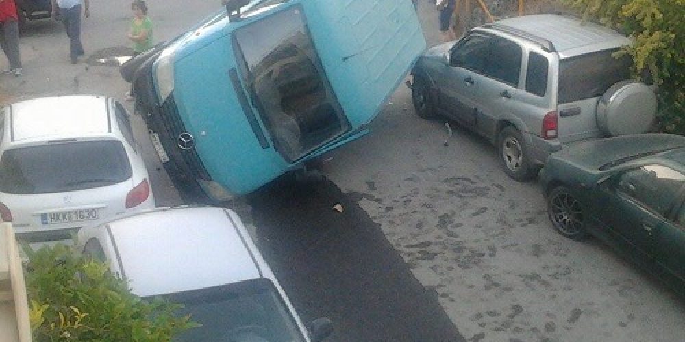 Κρήτη: Φορτηγάκι ενεπλάκη σε τροχαίο και κατέληξε σε σταθμευμένα αυτοκίνητα (φωτο)