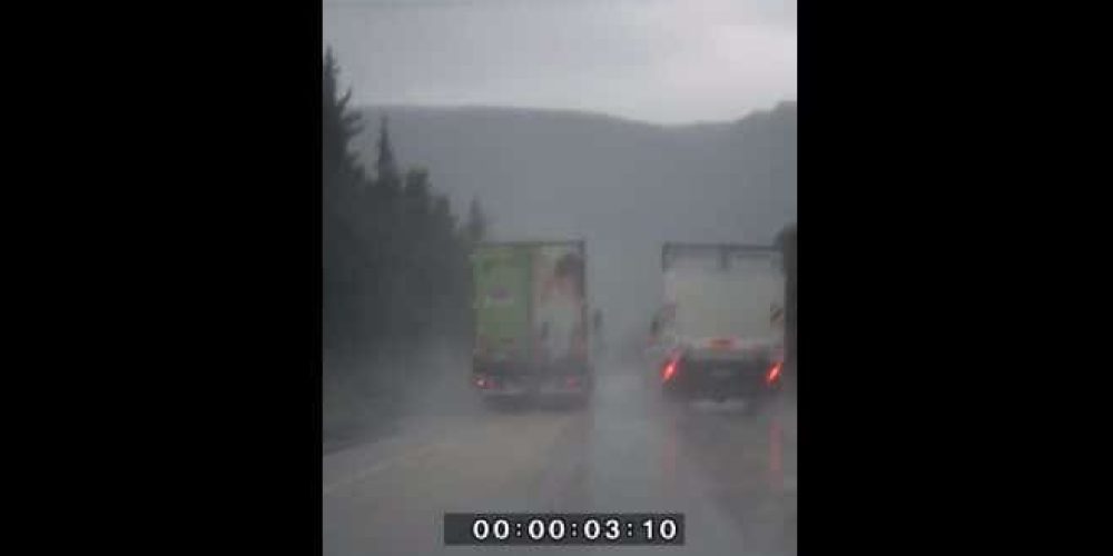 Χανιά: Νταλίκα στον ΒΟΑΚ κάνει διπλή προσπέραση σε φορτηγά και μάλιστα υπό βροχή (video)