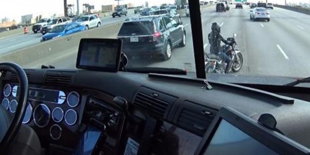 Φορτηγατζής σώζει μοτοσυκλετίστρια (βίντεο)