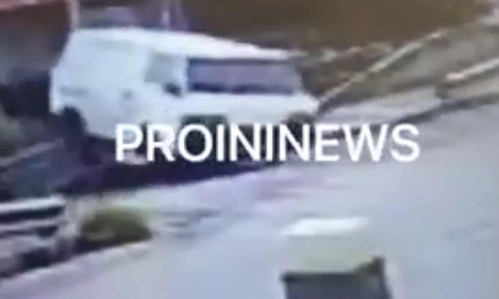 Ιπτάμενο λευκό φορτηγό προσγειώνεται σε στέγη σπιτιού - Βίντεο ντοκουμέντο