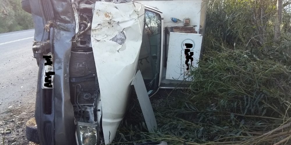 Χανιά: Ντελάπαρε μικρό φορτηγό στην εθνική οδό (φωτό)