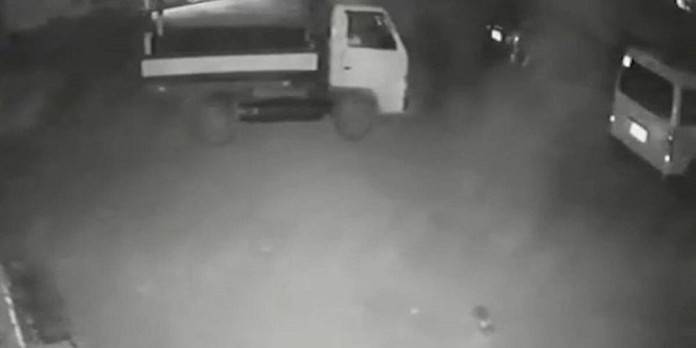 Φορτηγό φάντασμα έκανε όπισθεν και άνοιξε η πόρτα του συνοδηγού ενώ δεν ήταν κανείς μέσα (video)