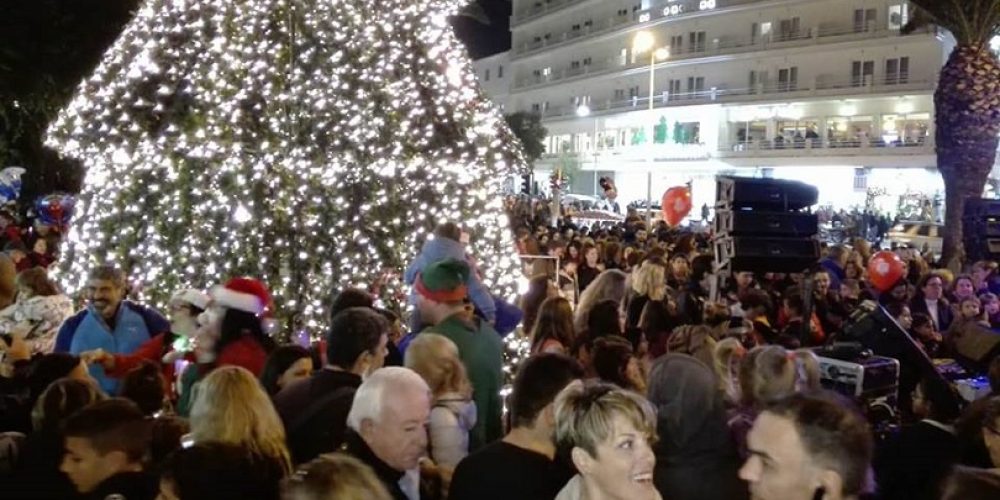 Χανιά: Άναψε το Χριστουγεννιάτικο Δέντρο στην Πλατεία Δημοτικής Αγοράς (φωτο)
