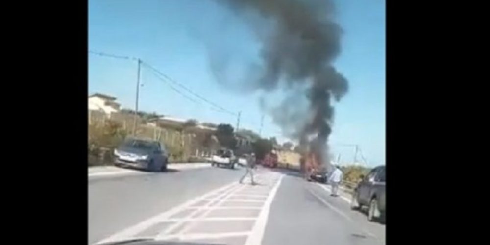 Κρήτη: Συναγερμός στην Πυροσβεστική! Φλεγόμενο αυτοκίνητο πάνω στον δρόμο (Video)