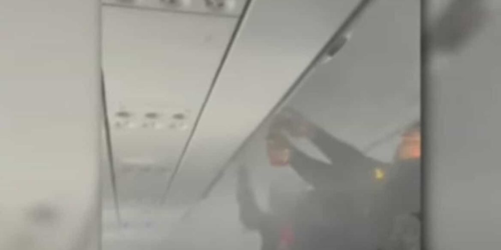 Φωτιά σε αποσκευή επιβάτη αεροσκάφους – Στο νοσοκομείο 10 άτομα (video)