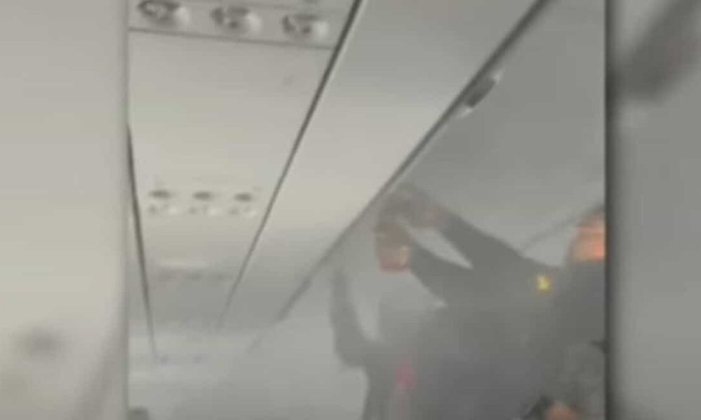 Φωτιά σε αποσκευή επιβάτη αεροσκάφους - Στο νοσοκομείο 10 άτομα (video)