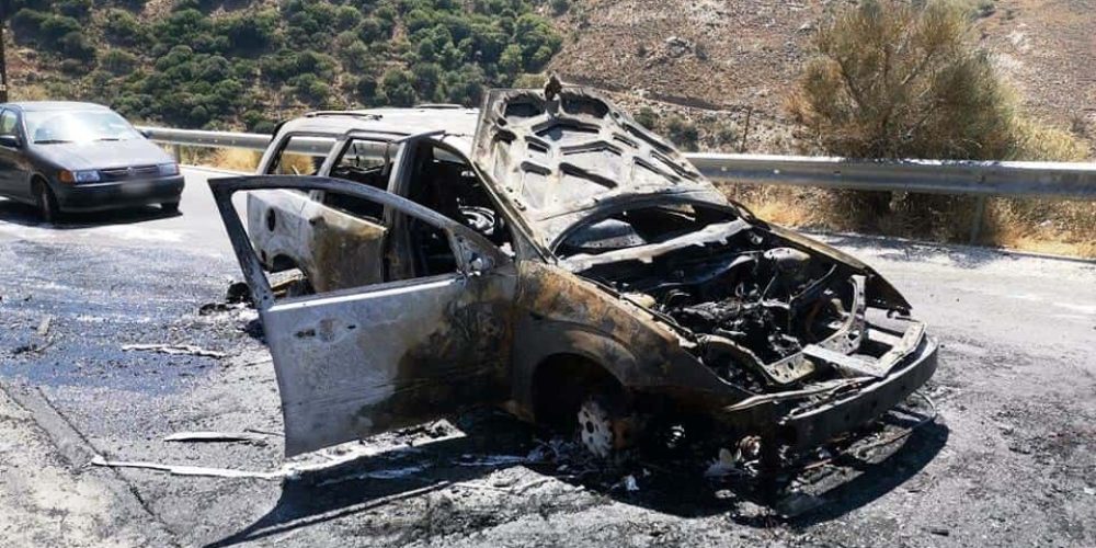Χανιά: Πυρκαγιά σε αυτοκίνητο ενώ ήταν σε κίνηση στην Κίσαμο (φωτο)