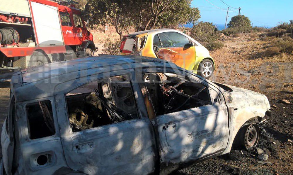 Χανιά: Αυτοκίνητο στο Ελαφονήσι έγινε παρανάλωμα του πυρός (φωτο)