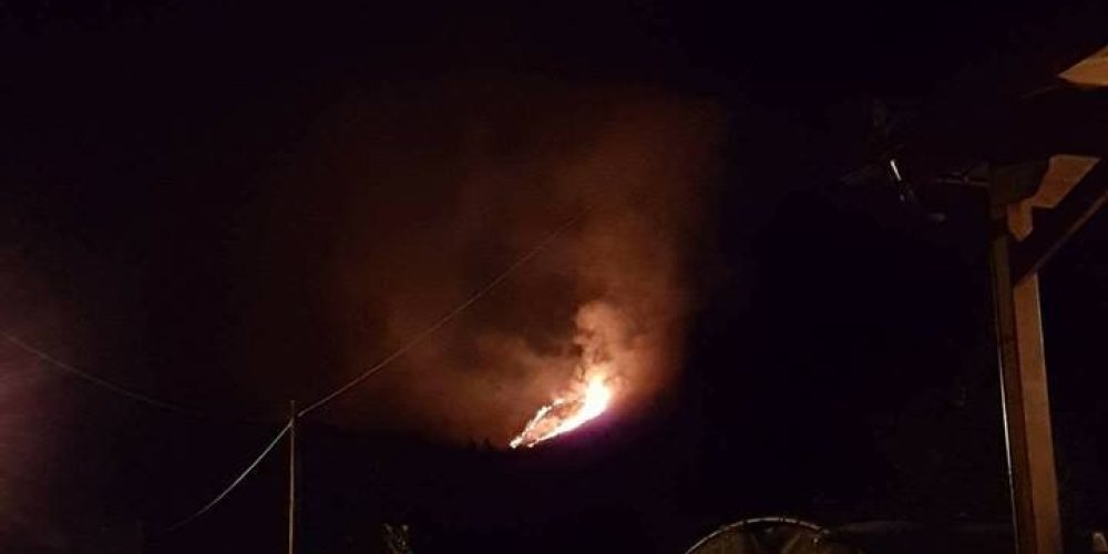 Φωτιά σε εξέλιξη στη μαδάρα του Αποκόρωνα Χανίων (φωτο)