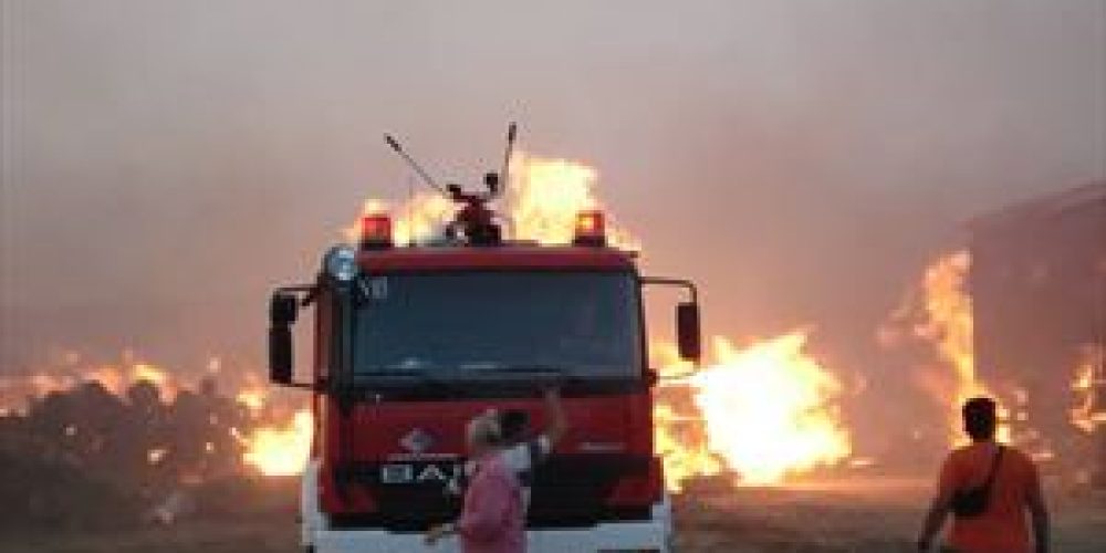 Στις φλόγες πάλι το νησί. Φωτιά απειλεί κατοικίες στις Βρύσες Χανίων