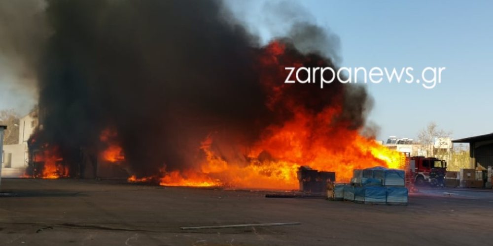 Χανιά: Συναγερμός στην Πυροσβεστική – Μεγάλη φωτιά σε μεταφορική εταιρεία (φωτο)
