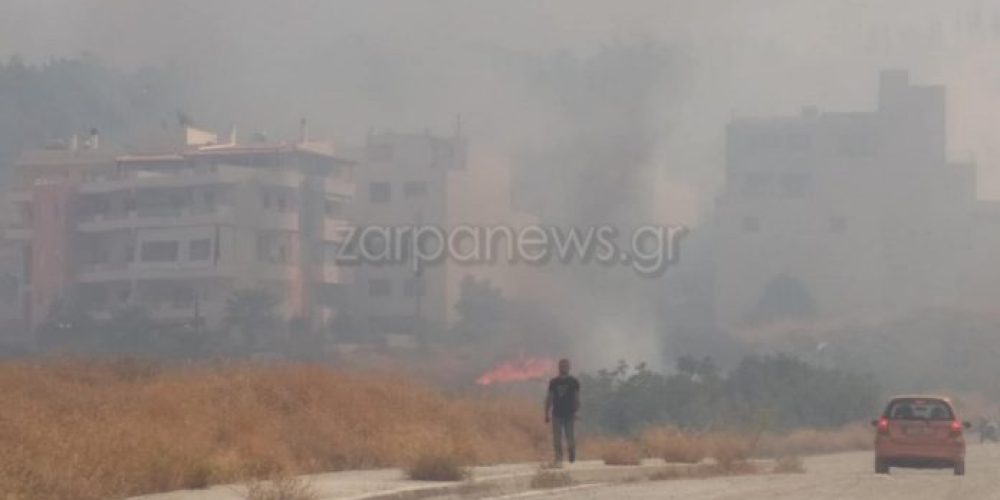 Φωτιά πάνω από την πόλη του Ρεθύμνου σε κατοικημένη περιοχή (Photos – Video)