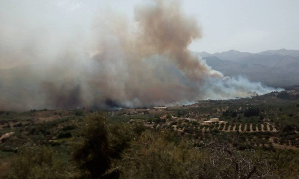 Χανιά: Ανεξέλεγκτη η πυρκαγιά, απειλεί σπίτια στον Αποκόρωνα (βίντεο+φωτο)