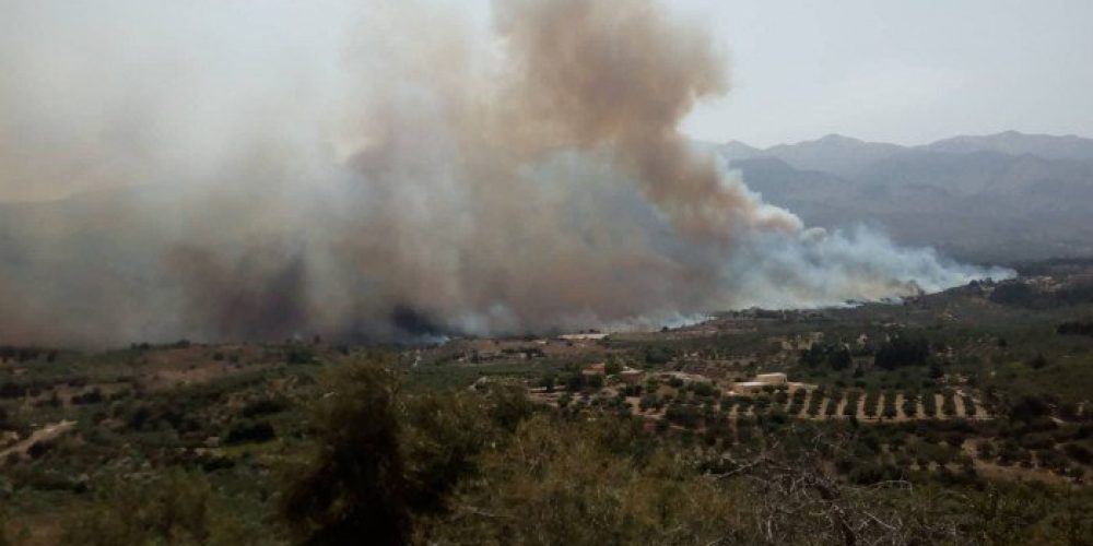 Χανιά: Ανεξέλεγκτη η πυρκαγιά, απειλεί σπίτια στον Αποκόρωνα (βίντεο+φωτο)