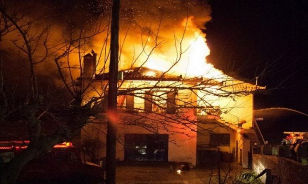 Κάηκε ολοσχερώς σπίτι στα Σφακιά - Πρόλαβαν και έσωσαν ηλικιωμένη