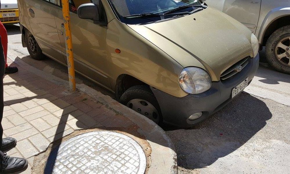 Δουλειές άρπα – κόλλα στα Χανιά Αυτοκίνητο έπεσε σε χαντάκι (Photos)