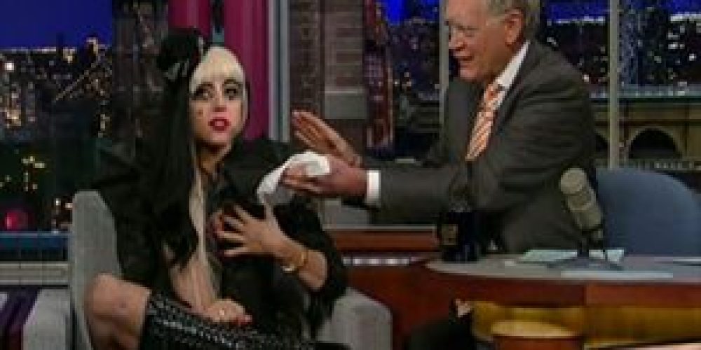 Lady Gaga: Έφαγε τις σημειώσεις παρουσιαστή! (video)