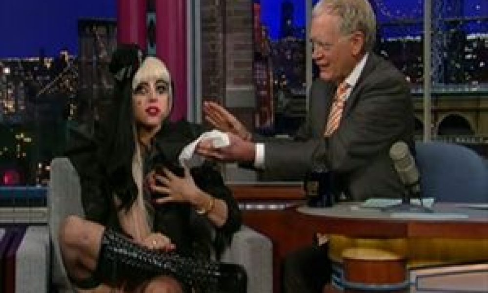 Lady Gaga: Έφαγε τις σημειώσεις παρουσιαστή! (video)